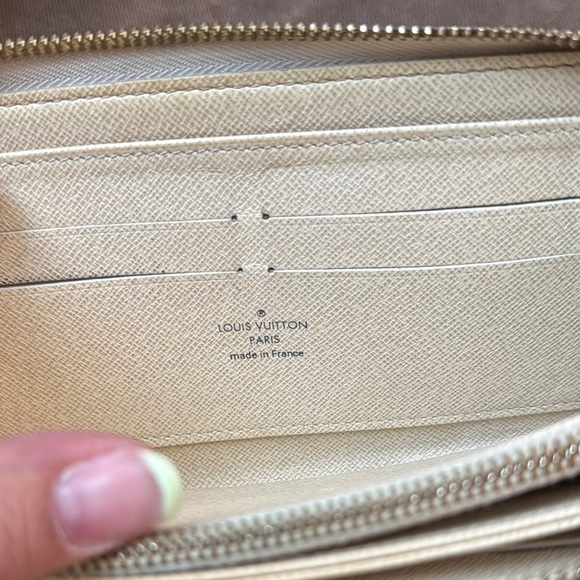 Louis Vuitton Damier Azur Wallet in Cream and Gray - Picture 6 of 14